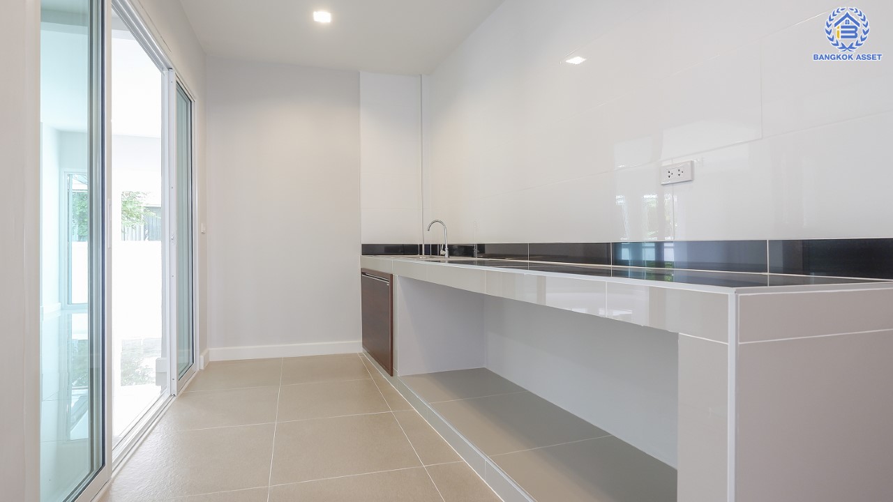 บ้านมือสองตกแต่งใหม่ ม.มณีรินทร์พาร์ค รัตนาธิเบศร์-ท่าอิฐ แบรนด์ Property Perfect เนื้อที่ 71.3 ตร.ว. ฟังก์ชัน 4 ห้องนอน 3 ห้องน้ำ 1 ห้องอเนกประสงค์ จอดรถได้ 4 คัน บนทำเลศักยภาพ เชื่อมต่อทั้ง ถ.รัตนาธิเบศร์ และถ.ราชพฤกษ์ ใจกลาง 2 เซ็นทรัลฯ  ใกล้ทางด่วนงามวงศ์วาน และเพียง 10 นาที ถึงรถไฟฟ้า "สถานีบางรักน้อยท่าอิฐ"